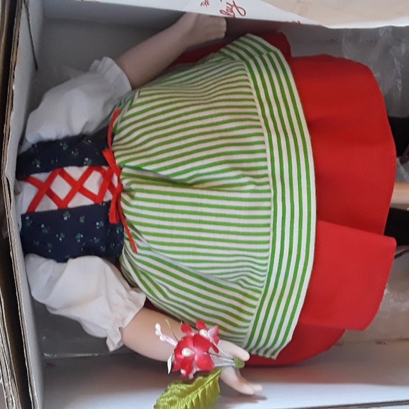 Shirley Temple "Heidi" Doll from Danbury Mint., Silver Screen Dolls - Picture 3 of 11